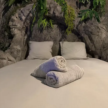 La Grotte Immersion Complete Avec Jacuzzi דירה