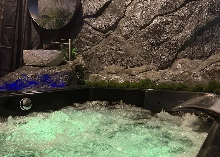 La Grotte Immersion Complete Avec Jacuzzi דירה נים
